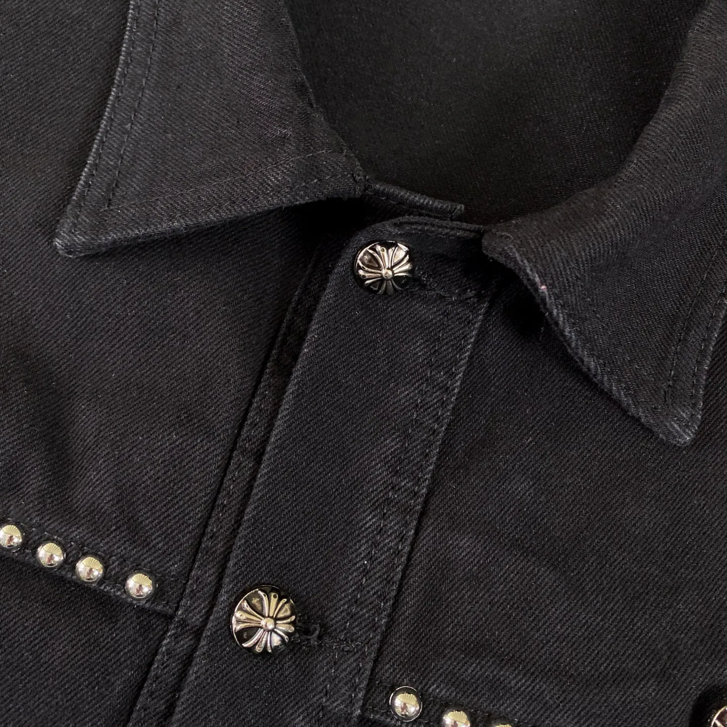 P300 Chrome Hearts Chrome Hearts heavy-duty denim jacket with rivets. The same style as the Internet celebrity. Denim jacket with cross print all over. The unique cross design element is full of design. It is made of 100% denim cotton fabric with heavy coarse yarn count, which ensures a stiff and tough silhouette while being soft, comfortable and breathable. The lapel is designed with silver buttons and is full of texture. The classic cross logo is all over the dress, making it a perfect versatile style for spring and summer! The original loose version is made of high-quality pure cotton fabrics. The fabric pattern is high-definition and delicate without burrs. It is comfortable and breathable to wear. All the buttons are molded and customized. It is casual and fashionable and can be matched with any bottoms. It can be windproof and sunproof in spring and summer. It can be worn outside in autumn and winter! Easily concave shape makes you look slimmer and taller, perfect for both men and women! Color: Black Size: S M L XL